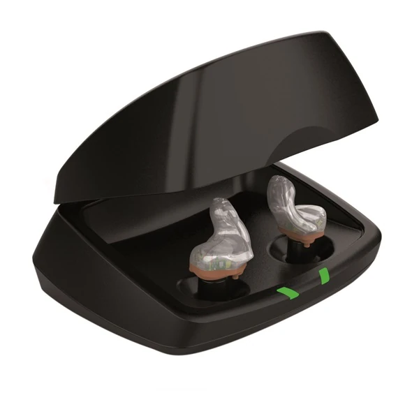Ladestation für moderne Hörgeräte in schwarzem Gehäuse mit geöffnetem Deckel.